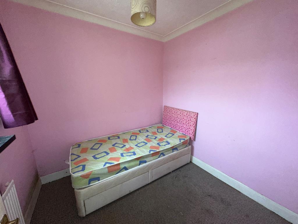 Lot: 123 - FIVE-BEDROOM DETACHED HOUSE WITH GARAGE AND GARDEN FOR IMPROVEMENT - Ground Floor Bedroom